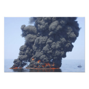 Dunkle Wolken von Rauch und Feuer tauchen auf 2 Fotodruck