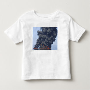 Dunkle Wolken von Rauch und Feuer tauchen auf 2 Kleinkind T-shirt