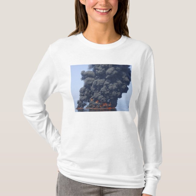 Dunkle Wolken von Rauch und Feuer tauchen auf 2 T-Shirt (Vorderseite)