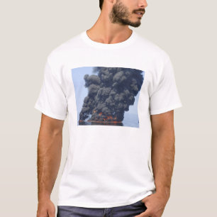 Dunkle Wolken von Rauch und Feuer tauchen auf 2 T-Shirt