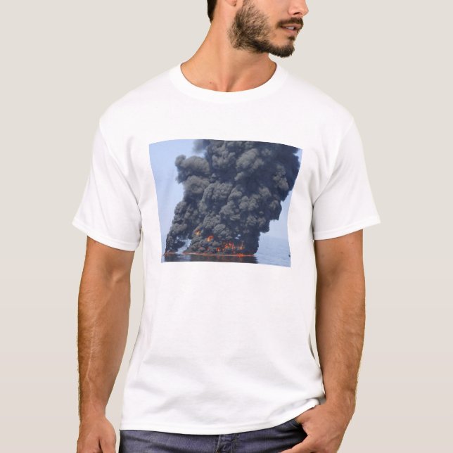Dunkle Wolken von Rauch und Feuer tauchen auf 2 T-Shirt (Vorderseite)