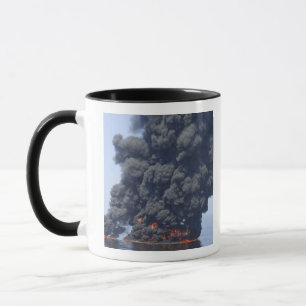 Dunkle Wolken von Rauch und Feuer tauchen auf 2 Tasse
