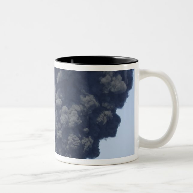 Dunkle Wolken von Rauch und Feuer tauchen auf 2 Zweifarbige Tasse (Rechts)