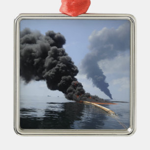 Dunkle Wolken von Rauch und Feuer tauchen auf 3 Silbernes Ornament