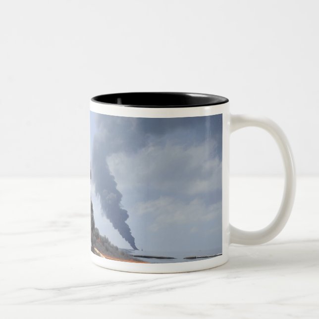 Dunkle Wolken von Rauch und Feuer tauchen auf 3 Zweifarbige Tasse (Rechts)