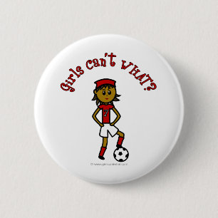 Dunkler Frauenfußball in roter Uniform Button
