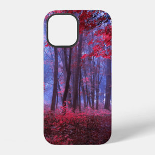 Dunkler geheimnisvoller Wald in rosa Tönen. Mystic iPhone 12 Hülle