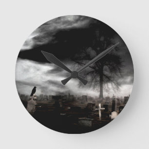 Dunkler Gothischer Nebel mit Crow Runde Wanduhr
