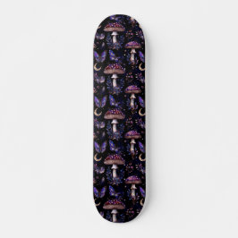 Dunkler Hexen-Pilz-Schmetterling-Himmelsmuster Skateboard