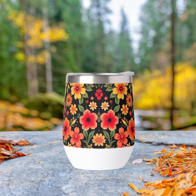 Dunkler Hintergrund farbenfrohe wilde Blume (Außenbereich)