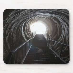 Dunkler Höhlentunnel Mousepad