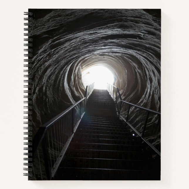Dunkler Höhlentunnel Notizbuch (Vorderseite)
