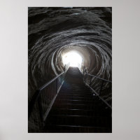 Dunkler Höhlentunnel