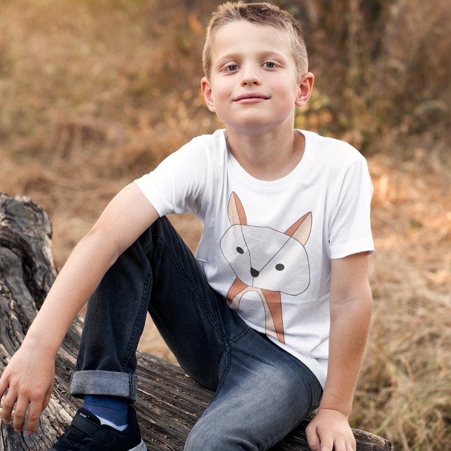 Dunkler Modus Fox-Cartoon T-Shirt (Boy playing in woods, wearing cartoon fox tshirt)