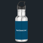 Dunkler Ozean Blue Minimal Einfacher Personalisier Edelstahlflasche<br><div class="desc">Diese Edelstahlflasche ist in einem minimalistischen Design gestaltet. Klicken Sie einfach auf "Personalisieren",  um den Namen Ihrer Wahl hinzuzufügen,  und es wird in der Mitte des Designs auf einem dunkelozeanblauen Hintergrund angezeigt. Sie können das Ergebnis vor dem Auschecken sehen.</div>