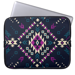 Dunkler tribaler Navajo, vintage geometrisch. Laptopschutzhülle