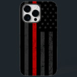 Dunkler und robuster Stil | Brandschutz an der dün Case-Mate iPhone 14 Pro Max Hülle<br><div class="desc">Ein iPhone OtterBox Gehäuse mit einer dunklen und bedrückten Feuerwehrflagge mit einer lebhaften roten Linie, die durch die Mitte führt. Im Hintergrund ist eine verblasste dunkle amerikanische Fahne, die subtil genug ist, um unter dem Radar zu fliegen, aber lebendig genug, um ein klares Zeichen des Patriotismus zu sein. Sein einzigartiges...</div>