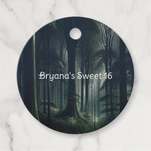 Dunkler Wald bei Dämmerung Sweet 16 Geschenkanhänger