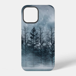 Dunkler Wald. Düstere dunkle Szene mit Bäumen, gro iPhone 12 Hülle