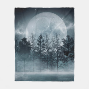 Dunkler Wald. Schöne dunkle Szene mit Bäumen, groß Fleecedecke