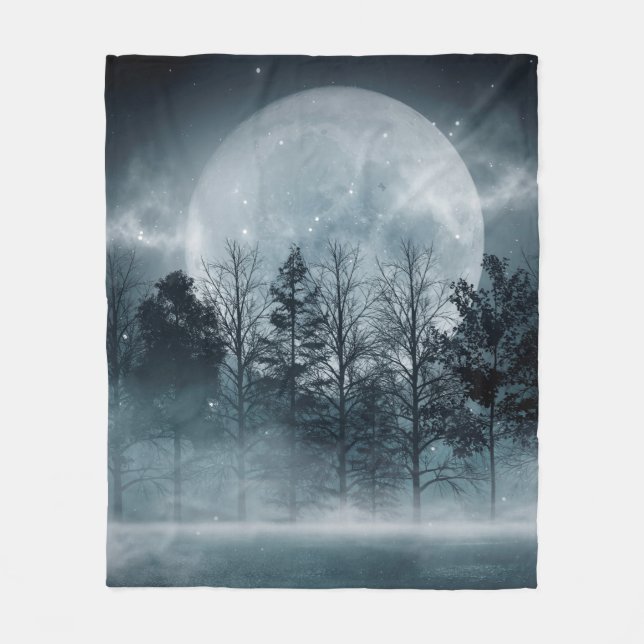 Dunkler Wald. Schöne dunkle Szene mit Bäumen, groß Fleecedecke (Vorderseite)