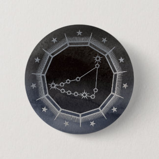 Dunkler Zodiac: Steinbock-Geburtszeichen Schwarz & Button
