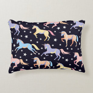 Dunkles Einhornmuster. Seamless Unicorn und Star d Dekokissen