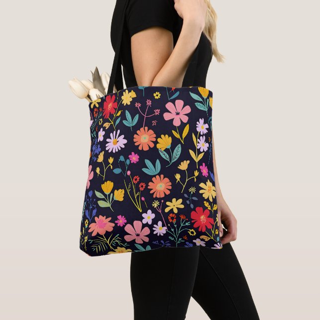 Dunkles farbenfrohes Ditsy-Blumenmuster im Boho-St (Von Nahem)