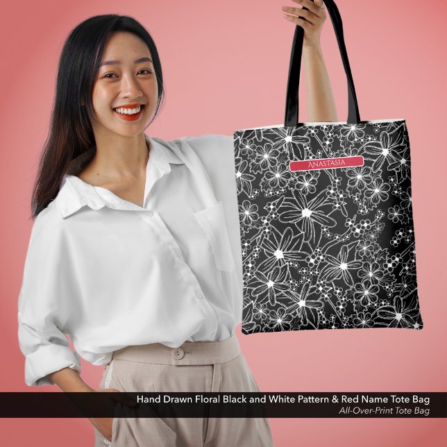 Dunkles, florales Schwarz-weißes Muster und roter  (All-Over-Print Tote Bag: Hand Drawn Floral Pattern in Black and White with Name in Red)