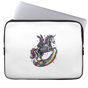Dunkles Kaninchen, das auf einem Skelett-Einhorn r Laptopschutzhülle