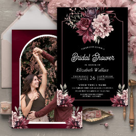Dunkles Moody Floral Frame Foto Schwarzes Brautpar Einladung