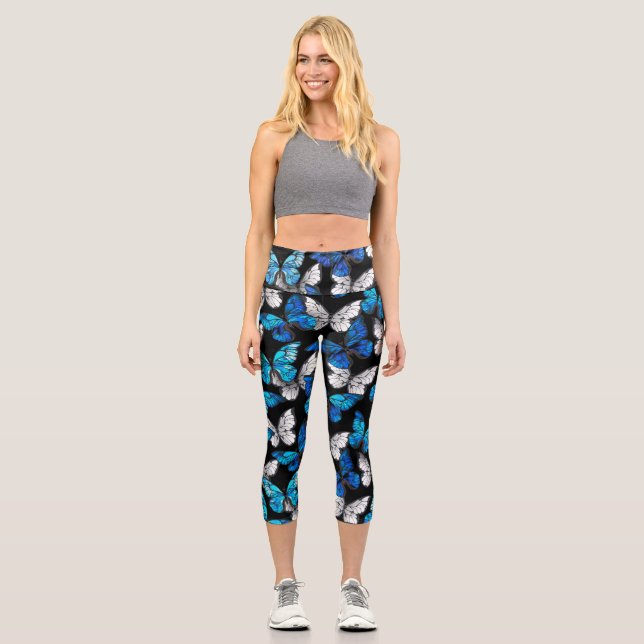 Dunkles Nahtloses Muster mit blauen Schmetterlinge Capri Leggings (Vorderseite)