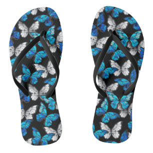 Dunkles Nahtloses Muster mit blauen Schmetterlinge Flip Flops