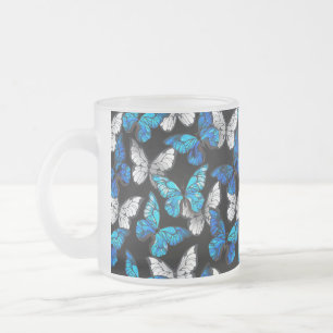 Dunkles Nahtloses Muster mit blauen Schmetterlinge Mattglastasse