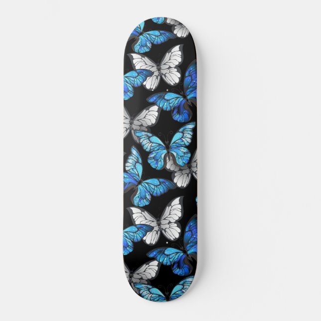 Dunkles Nahtloses Muster mit blauen Schmetterlinge Skateboard (Vorderseite)