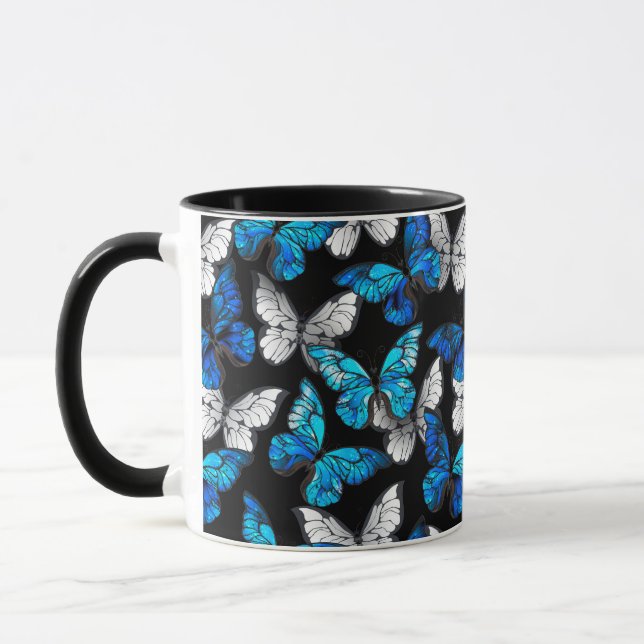 Dunkles Nahtloses Muster mit blauen Schmetterlinge Tasse (Links)