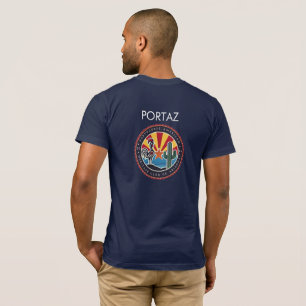 Dunkles Shirt mit PortAz Logo auf Vorder- und Rück