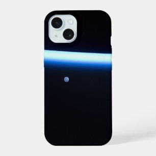 Dünne Atmosphärenlinie der Erde und ein gibbousför iPhone 15 Hülle
