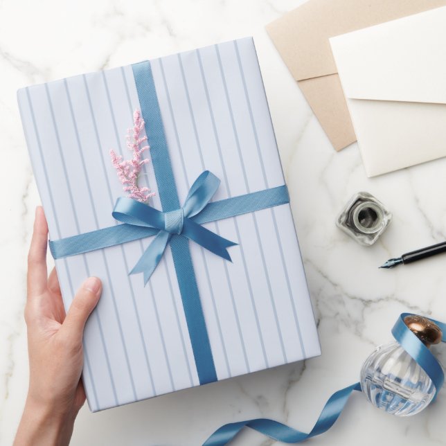 Dünne blaue Streifen Geburtstag Geschenkpapier (Schenken)