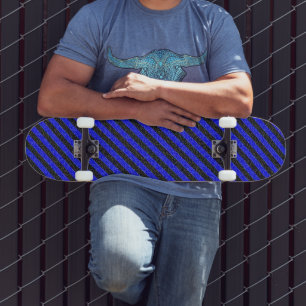 Dünne schwarze und blaue diagonale Streifen Skateboard