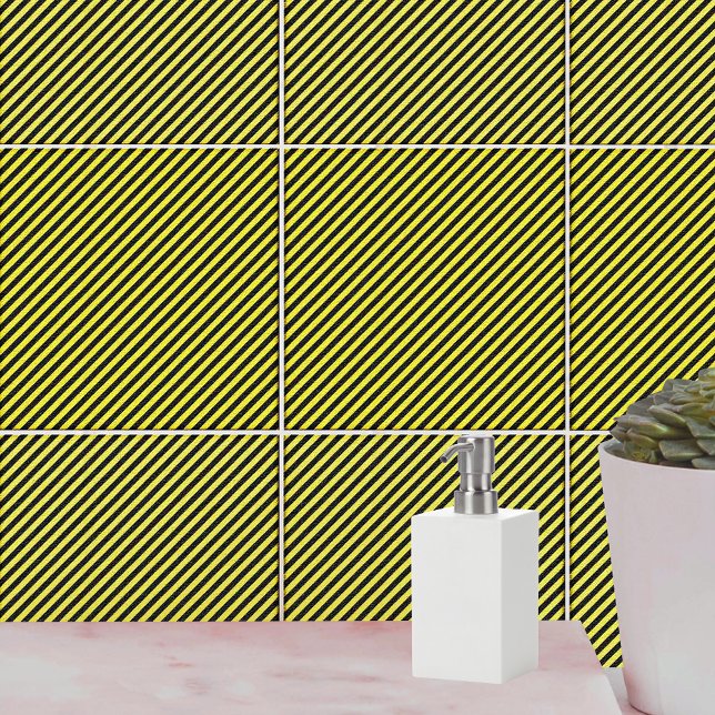 Dünne schwarze und gelbe Diagonalstreifen Fliese (Thin Black and Yellow Diagonal Stripes Tile)