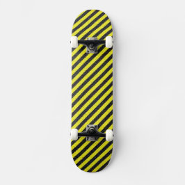 Dünne schwarze und gelbe Diagonalstreifen Skateboard