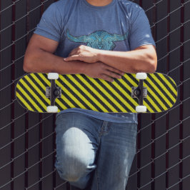 Dünne schwarze und gelbe Diagonalstreifen Skateboard