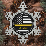 Dünngoldene Linie, goldener Kleber 911 Dispatcher Schneeflocken Zinn-Ornament<br><div class="desc">Der goldene Klebstoff, der alles zusammenhält. Personalisiertes dünne Gold Line Ornament für 911 Dispatcher und Polizeidienstmitarbeiter. Personalisieren Sie dieses Dispatcher-Ornament mit Namen und Jahr. Dieses personalisierte Dispatcher Geschenk ist perfekt für polizeiliche Dispatcher Wertschätzung, 911 Dispatcher Dankeschön Geschenke, Dispatcher Ruhestand Geschenke oder Gastgeschenke. Bestellen Sie diese Geschenke für die Polizei oder...</div>