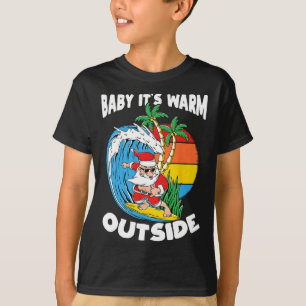 Durch das warme Außen-Surfing-Santa-Weihnachten im T-Shirt