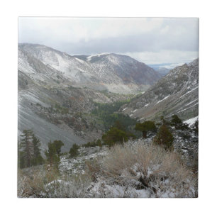 Durch die verschneiten Sierra Nevada Berge fahren Fliese