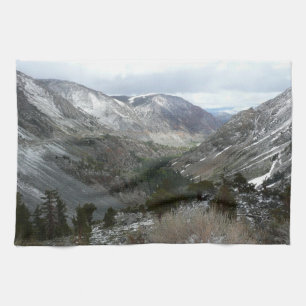 Durch die verschneiten Sierra Nevada Berge fahren Küchentuch