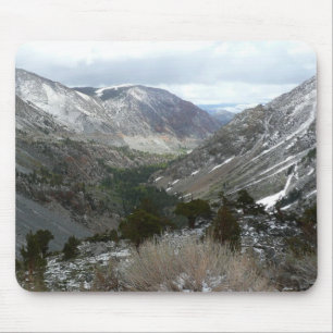 Durch die verschneiten Sierra Nevada Berge fahren Mousepad