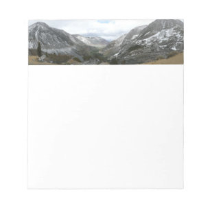 Durch die verschneiten Sierra Nevada Berge fahren Notizblock