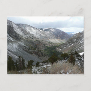 Durch die verschneiten Sierra Nevada Berge fahren Postkarte